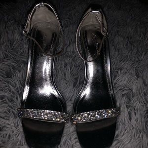 Silver blinggg heelzz 6 1/2 !!